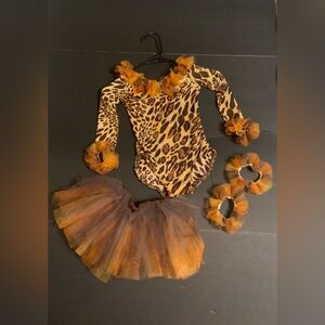 Girls costume dance set. Weissman size SC-6/6X.